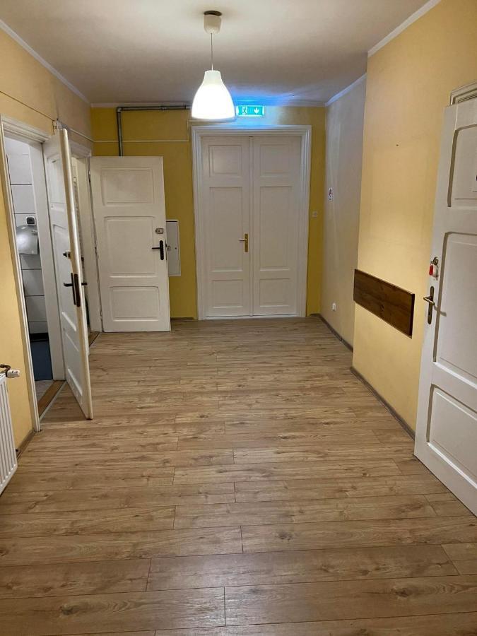 50 People Bis Apartment Krasków Eksteriør bilde